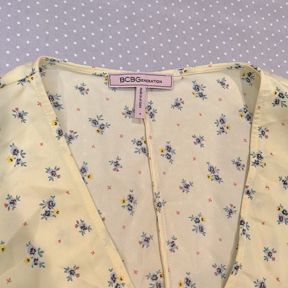 🌻 NWOT BCBGeneration Light Yellow Floral Print Surplice Top with Side Tie - Picture 2 of 10